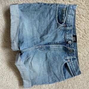 BDG Urban Outfitter Mom Jean Shorts. Size 28, worn once. Very good condition.